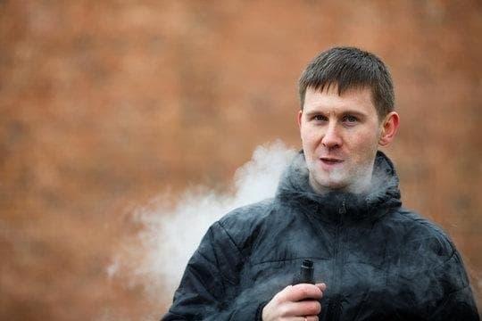 elektronická cigareta travel rules and safety - can you bring e cigarettes on plane explained with packing tips and airline policies