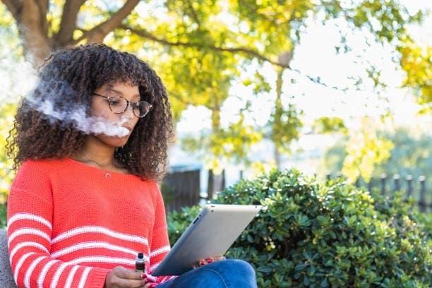 E-Zigaretten risks and how teachers can respond when they spot the sign of e-cigarette use in a classroom