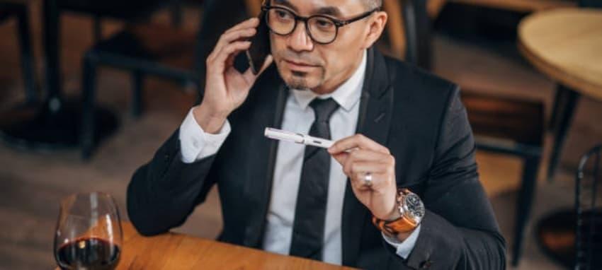 elektronická cigareta travel rules and safety - can you bring e cigarettes on plane explained with packing tips and airline policies